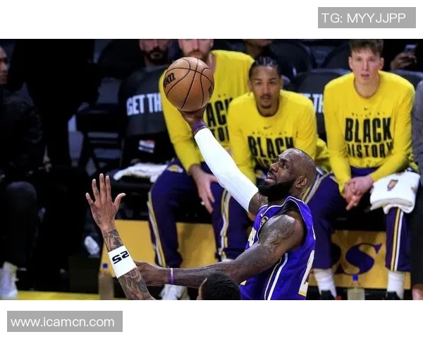 詹姆斯领衔湖人对决活塞展现王者风范与球队默契的精彩较量