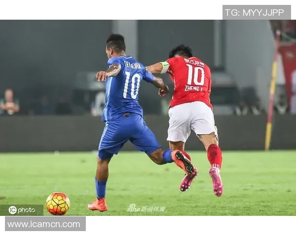 马丁内斯的传奇之路:从球场新星到足球巨星的成长故事 马丁内斯的传奇之路:从球场新星到足球巨星的成长故事